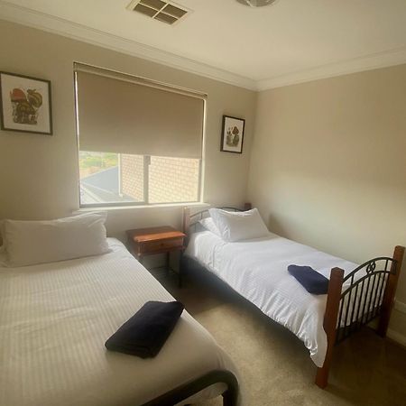 Port Denison Beach Resort ภายนอก รูปภาพ