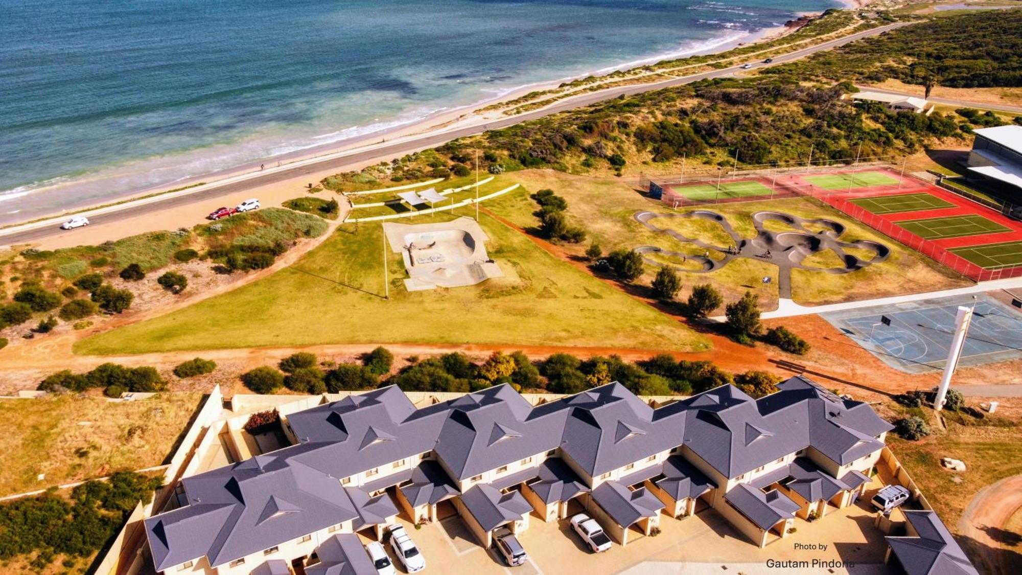 Port Denison Beach Resort ภายนอก รูปภาพ